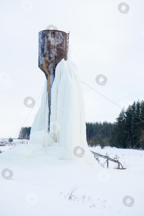 Скачать замерзшая водонапорная башня. Вода превратилась в лед. Аномальный холод фотосток Ozero