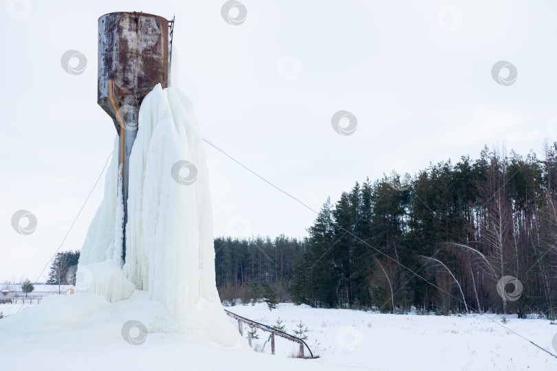 Скачать замерзшая водонапорная башня. Вода превратилась в лед. Аномальный холод фотосток Ozero