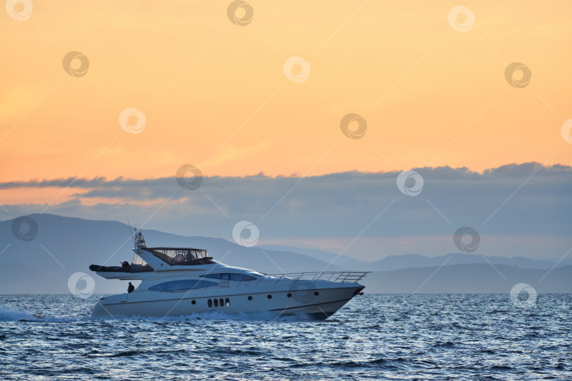 Скачать Роскошная яхта плывет по Амурскому заливу, Владивосток, Россия. фотосток Ozero