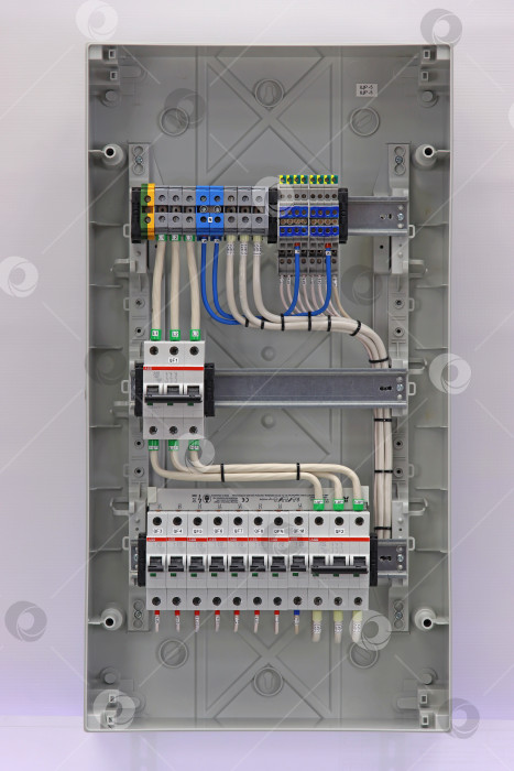Скачать Электрический распределительный щит с автоматическими выключателями тока фотосток Ozero