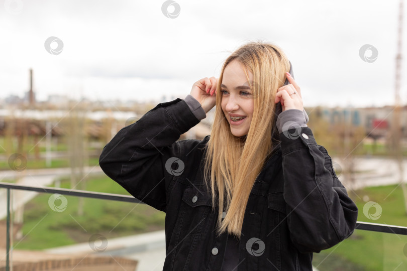 Скачать Девочка-подросток с брекетами фотосток Ozero
