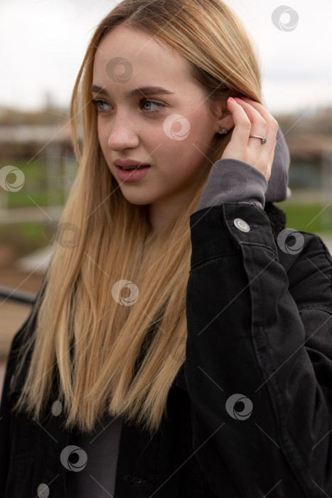 Скачать Девочка-подросток поправляет свои волосы фотосток Ozero