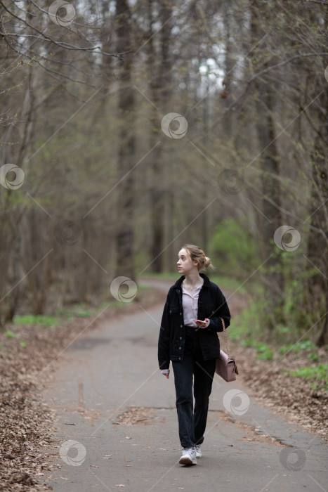 Скачать Девочка-подросток гуляет по лесу фотосток Ozero