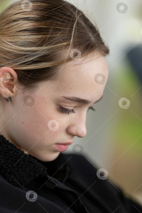 Скачать Большой портрет грустной девочки-подростка фотосток Ozero