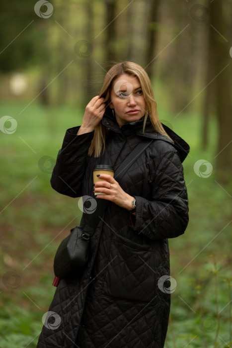 Скачать Женщина средних лет с кофе в руках фотосток Ozero