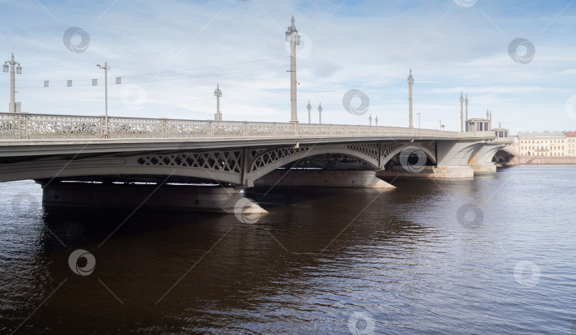 Скачать Санкт-Петербург, Россия, апрель 2022 г. Благовещенский мост через Неву. фотосток Ozero