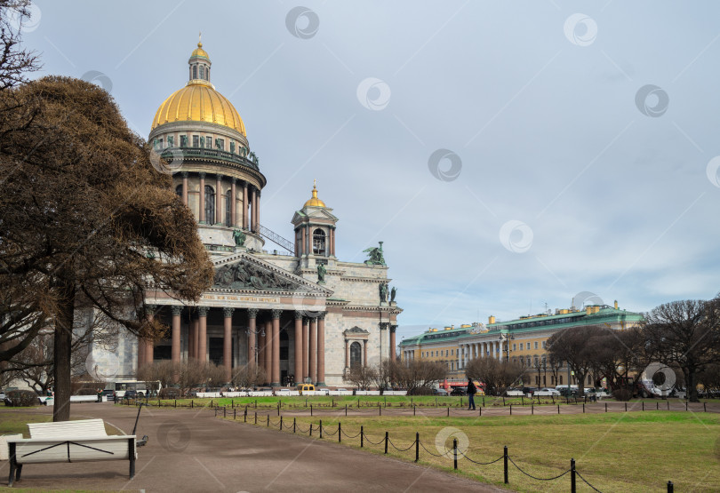 Скачать Санкт-Петербург, Россия, апрель 2022. Вид на Исаакиевский собор весной. фотосток Ozero