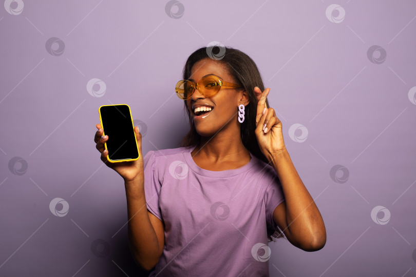 Скачать концепция образа жизни, технологий и людей: Портрет вдохновенной мечтательной американской молодой удивленной женщины, пользующейся своим смартфоном фотосток Ozero