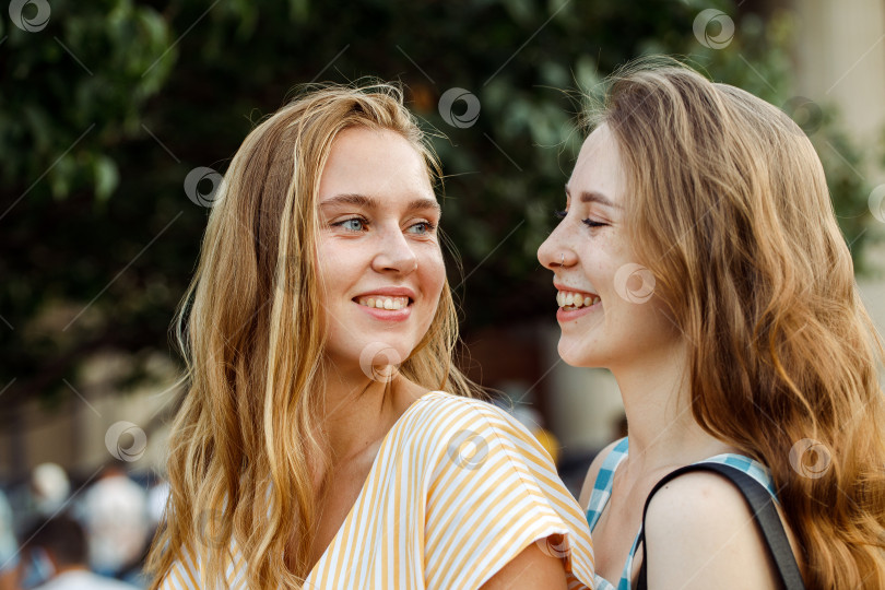 Скачать Концепция образа жизни, людей и дружбы - две кавказские подруги выражают положительные эмоции перед камерой. фотосток Ozero