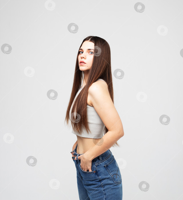 Скачать концепция образа жизни, моды и людей: красивая женщина в повседневной одежде, позирующая на сером фоне фотосток Ozero
