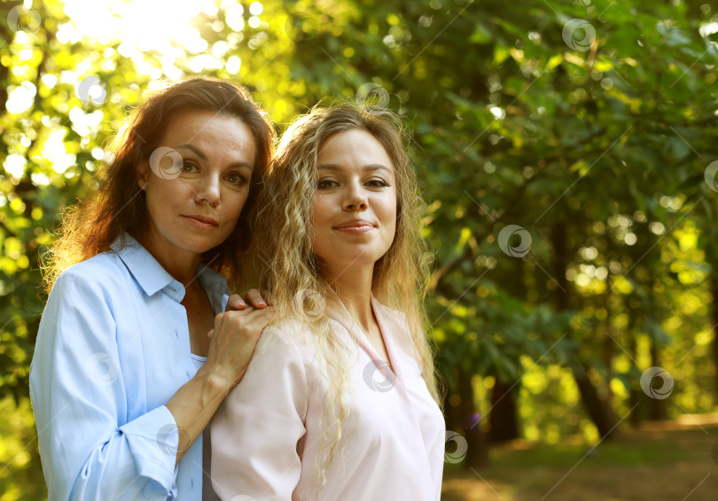 Скачать портрет обнимающихся матери и дочери, летнее время, парк фотосток Ozero