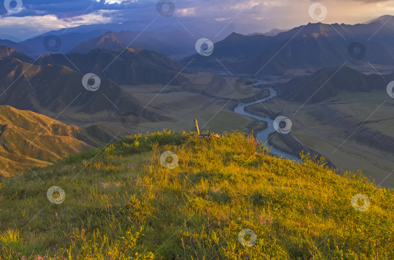 Скачать Столб на вершине горы. Долина реки Катунь, Алтай, Россия. фотосток Ozero