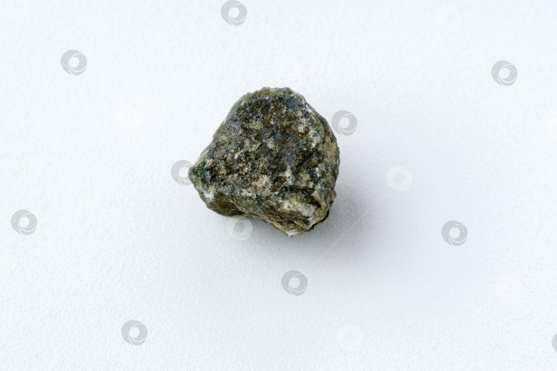 Скачать лабрадор, лабрадорит из природного минерала. Камень на белом фоне фотосток Ozero
