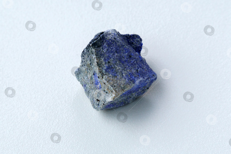 Скачать Дюмортьерит, макрос голубого минерала крупным планом, снимок на открытом воздухе, геология, белый фон фотосток Ozero