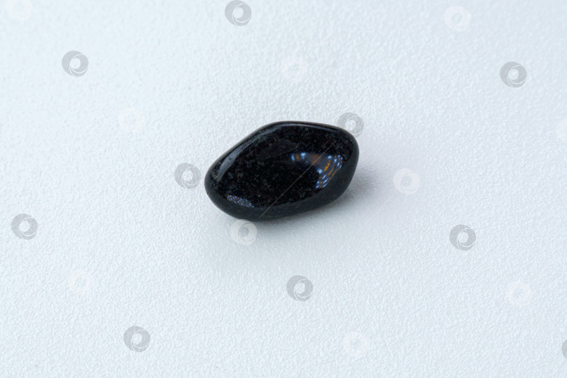 Скачать Образец натуральной минеральной породы полированный черный драгоценный камень оникс на белом фоне фотосток Ozero