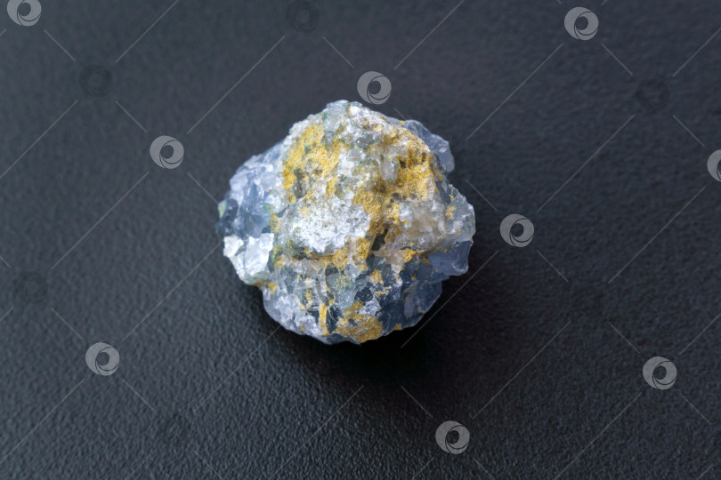 Скачать Хрустальный камень Селестин с черной огранкой, минеральный драгоценный камень. Натуральные лазурные необработанные кристаллы фотосток Ozero