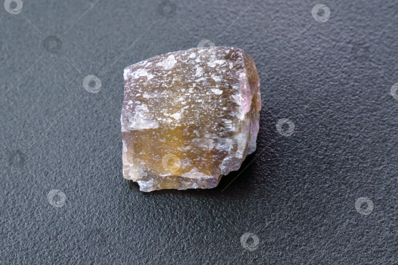 Скачать Необработанный флюоритовый минеральный камень, природные минералы. Минерал флюорит полупрозрачный камень фотосток Ozero