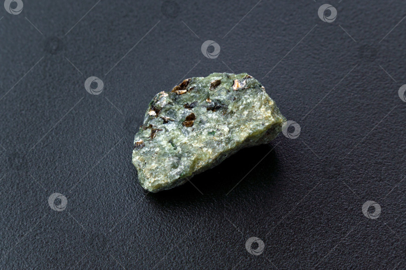 Скачать Камень с минералом перидот-оливин, черный фон. Крупный план фотосток Ozero