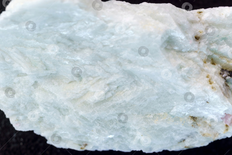 Скачать Кристаллический минерал альбит, макро крупным планом. Лепидолит. фотосток Ozero