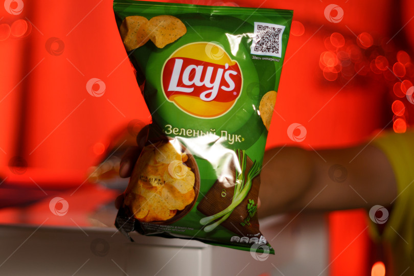 Скачать Тюмень, Россия - 06 января 2023 года: Крупным планом представлена популярная марка картофельных чипсов. Lays - один из самых известных брендов чипсов в мире фотосток Ozero