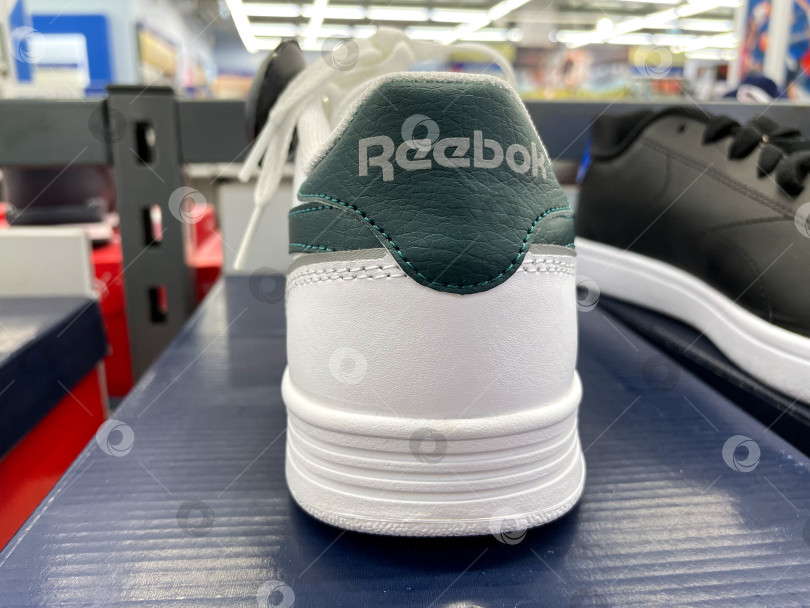 Скачать Тюмень, Россия - 23 января 2023 года: Распродажа спортивных товаров Reebok Classic Leather Men. Избирательный фокус фотосток Ozero