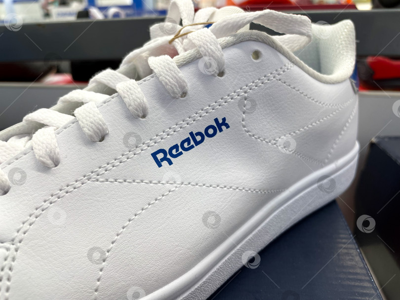 Скачать Тюмень, Россия - 23 января 2023 года: кроссовки Reebok на витрине спортивного магазина. Избирательный фокус фотосток Ozero