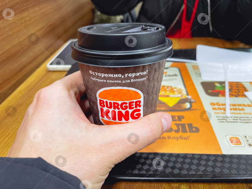 Скачать Тюмень, Россия - 23 января 2023 года: логотип Burger King. Ресторан быстрого питания. Избирательный фокус фотосток Ozero