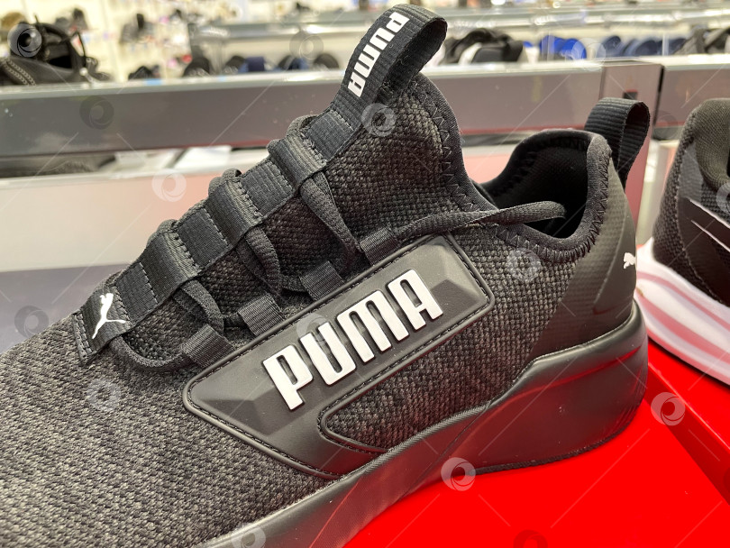 Скачать Тюмень, Россия - 23 января 2023 года: Новая обувь Puma, кроссовки, кроссовка с логотипом. Концепция спортивной и повседневной обуви. фотосток Ozero