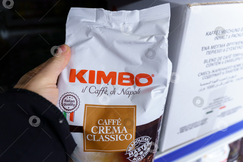 Скачать Тюмень, Россия - 26 января 2023 года: Логотип бренда Caffe Kimbo. Kimbo - итальянский производитель кофейной продукции фотосток Ozero