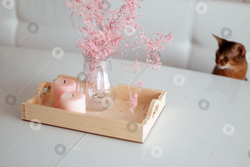 Скачать Домашний декор. Деревянный поднос с кадилами и розовыми сухоцветами на белом столе фотосток Ozero
