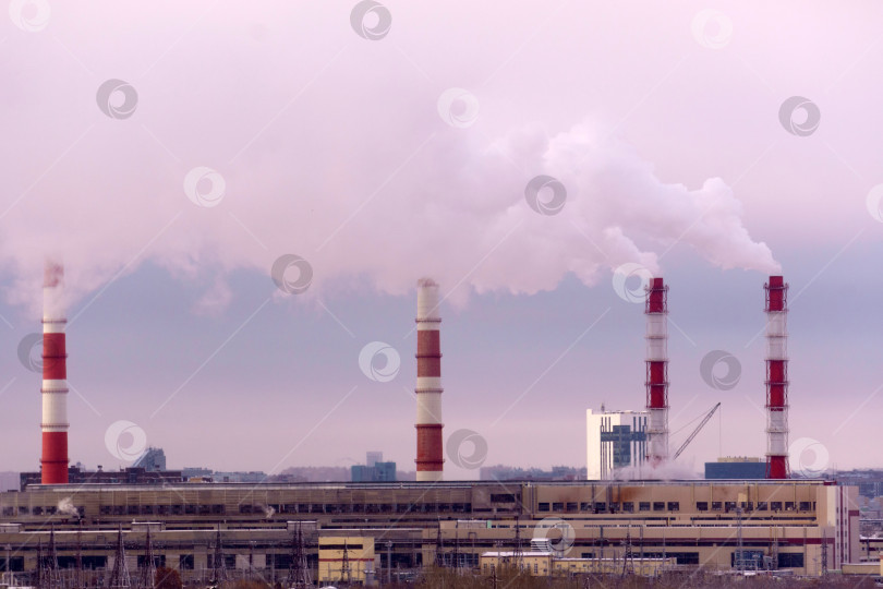 Скачать Дымоходы промышленных предприятий с выбросом загрязняющих газов в окружающую среду. Избирательный фокус фотосток Ozero