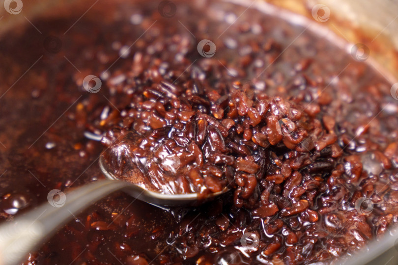 Скачать Приготовление коричневого риса из органического зерна крупным планом. Избирательный фокус. фотосток Ozero