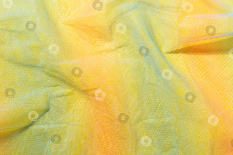 Скачать Шелковая ткань прозрачная. Желтая скрученная ткань twirl с многоцветной текстурой фотосток Ozero