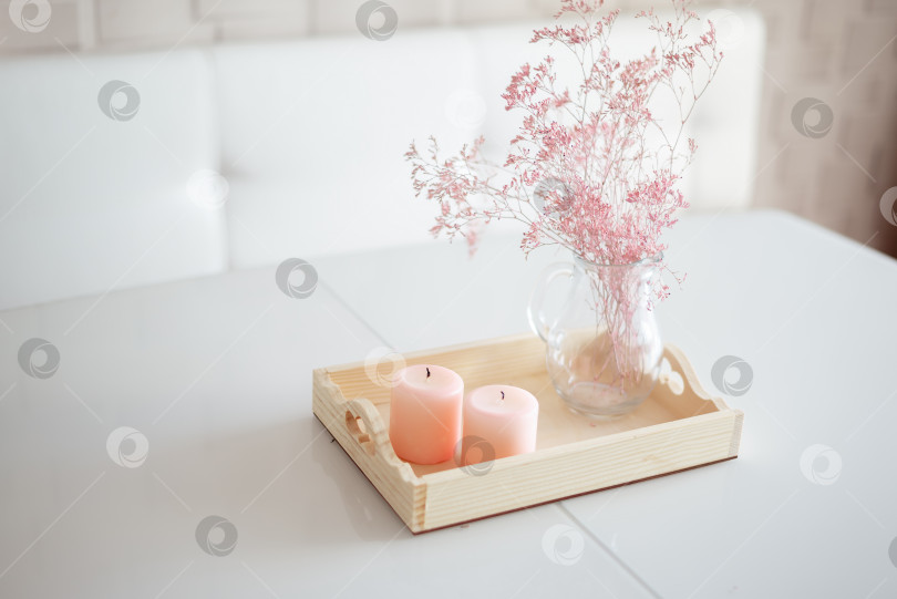 Скачать Столовая в квартире или кондоминиуме, обеденный стол, украшенный кадками и вазой с розовыми сухоцветами фотосток Ozero