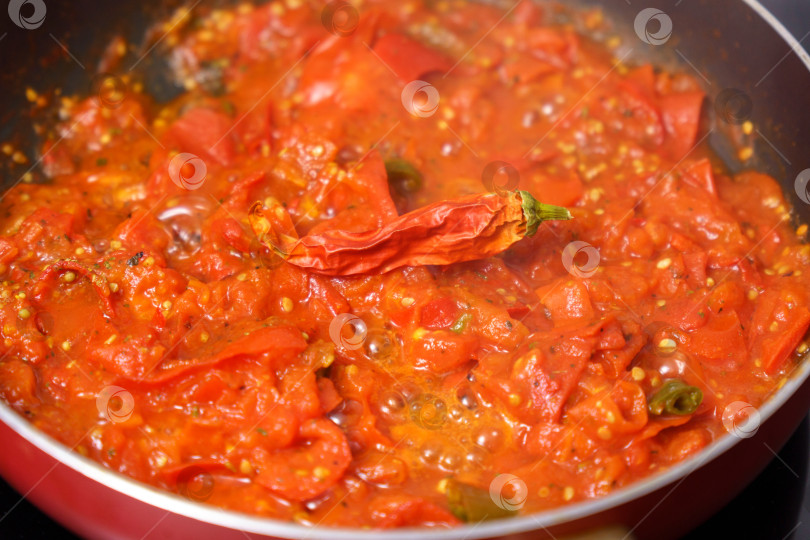 Скачать Готовьте, помешивая овощи в соусе чили. Здоровое питание, вегетарианская кухня. фотосток Ozero