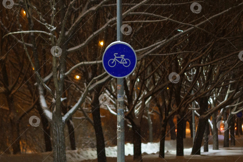 Скачать Круглый велосипедный знак "Транзит для велосипедов". Велосипедный дорожный знак. Зима, ночь фотосток Ozero