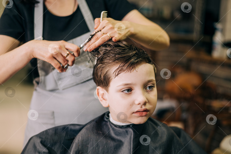 Скачать Стрижка для маленького мальчика, профессиональный парикмахер делает стрижку. Прическа для детей фотосток Ozero