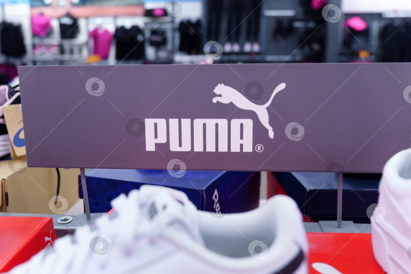 Скачать Тюмень, Россия - 12 августа 2022 года: логотип Puma в демонстрационном зале магазина спортивной одежды. Концепция спортивной и повседневной обуви фотосток Ozero