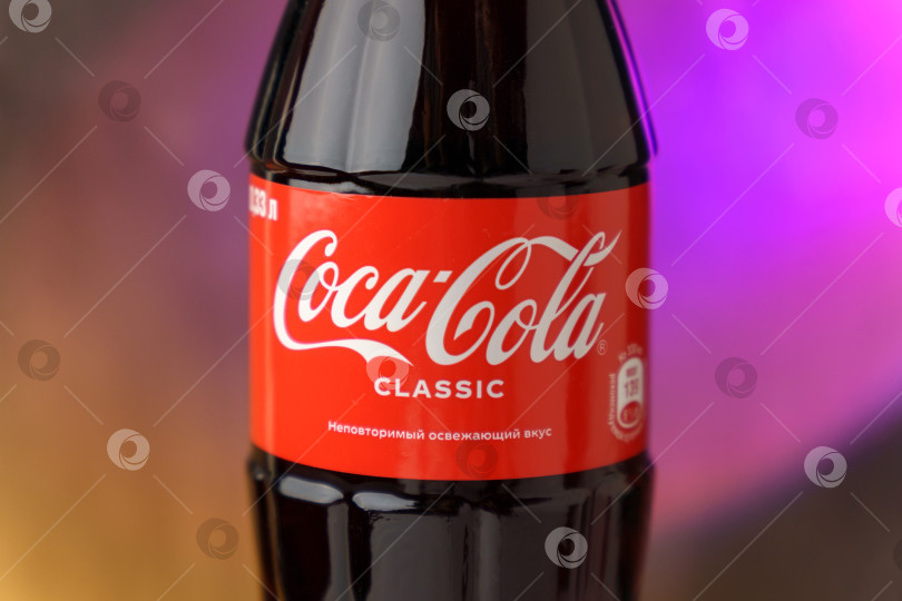 Скачать Тюмень, Россия - 02 ноября 2022 года: Производятся напитки Coca-Cola. Selective focus, глобальная компания по производству безалкогольных напитков фотосток Ozero