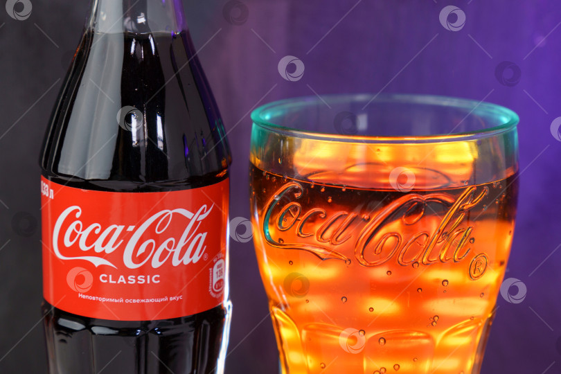 Скачать Тюмень, Россия - 02 ноября 2022 года: логотип Coca-Cola в стакане крупным планом. Американская многонациональная компания по производству напитков Coca-Cola. Избирательный фокус фотосток Ozero