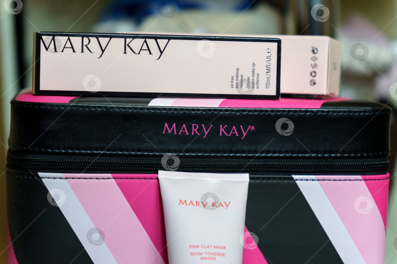 Скачать Тюмень, Россия - 02 ноября 2022 года: логотип Mary Kay, частной компании по продаже косметической продукции. Избирательный фокус фотосток Ozero