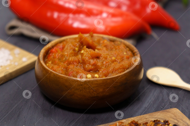 Скачать Балканский соус айвар и ингредиенты для его приготовления. Традиционная сербская кухня. фотосток Ozero