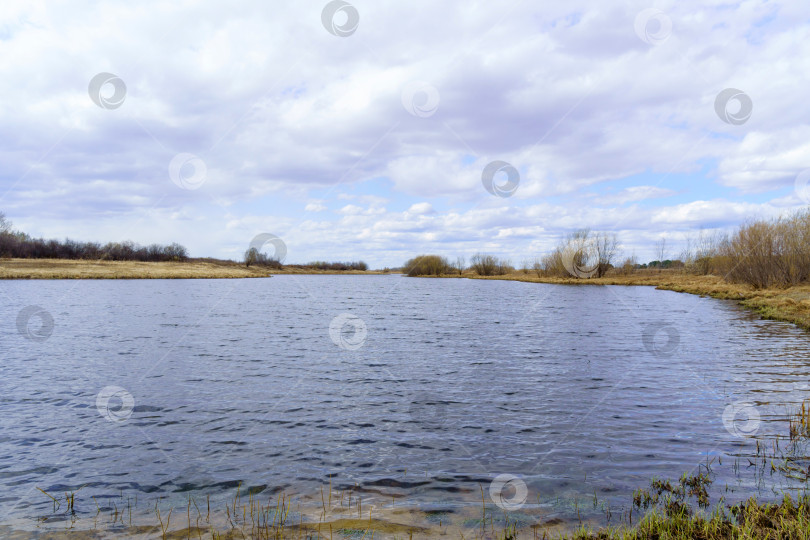 Скачать Река с облачным небом и ивами, растущими вдоль берега весной или в начале лета. Облачное небо фотосток Ozero