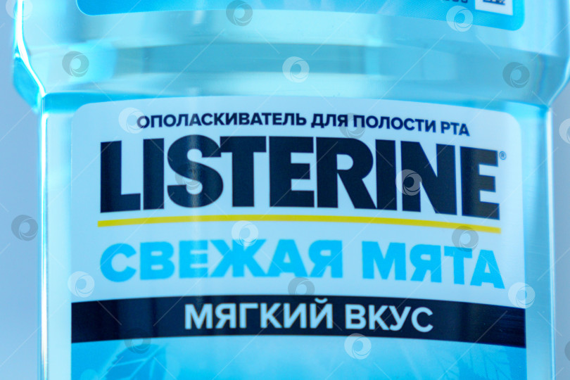 Скачать Тюмень, Россия - 14 октября 2022 года: Флакон жидкости для полоскания рта марки Listerine сохраняет свежесть дыхания. Избирательный фокус фотосток Ozero