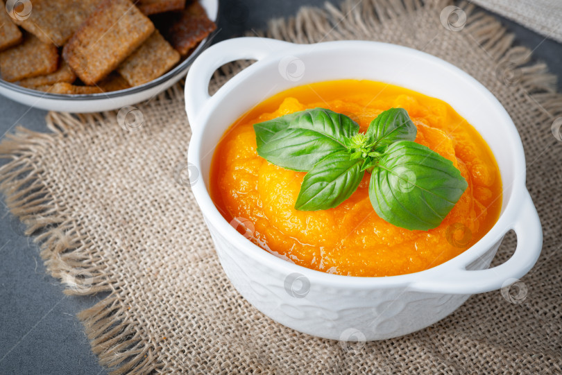 Скачать Тарелка вкуснейшего осеннего тыквенного супа с ржаными гренками фотосток Ozero