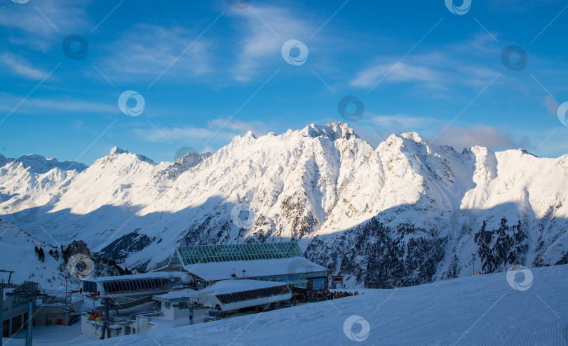 Скачать Панорама австрийского горнолыжного курорта Ишгль с лыжниками. фотосток Ozero