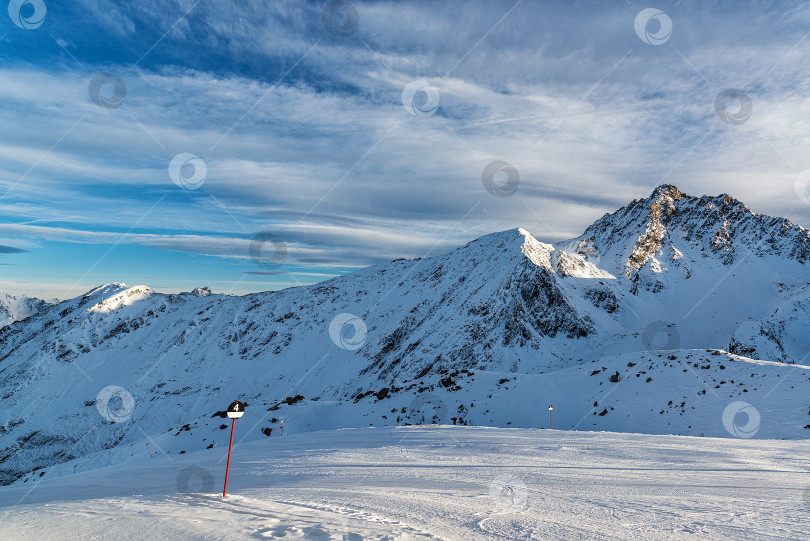 Скачать Панорама альпийских гор вечером на горнолыжном курорте фотосток Ozero