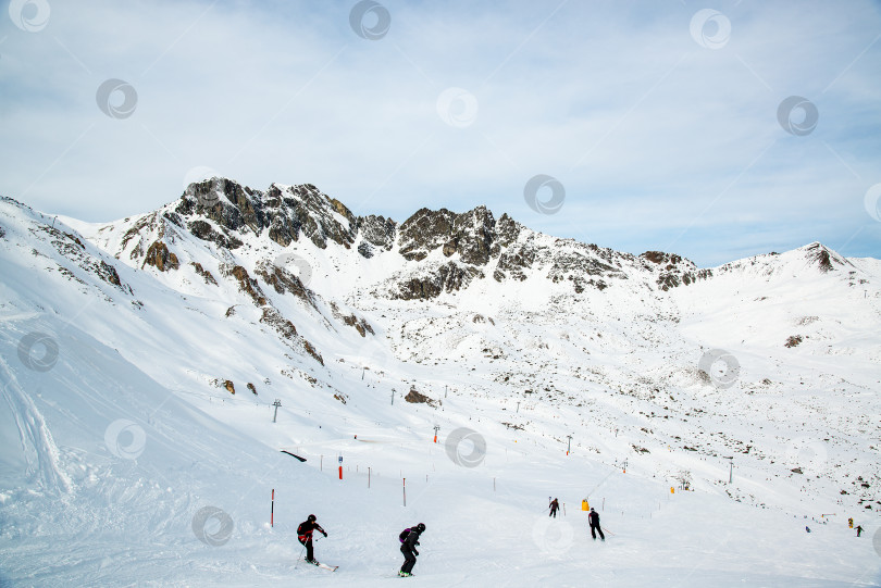Скачать Панорама австрийского горнолыжного курорта Ишгль с лыжниками. фотосток Ozero
