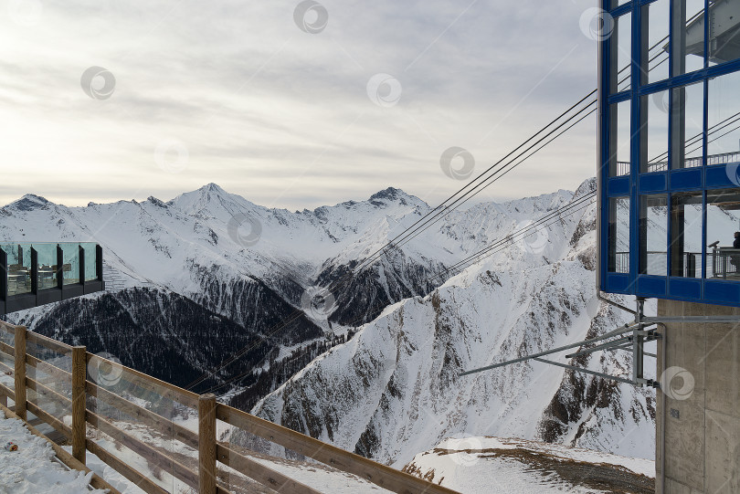 Скачать вид на альпийские горы утром на горнолыжном курорте фотосток Ozero