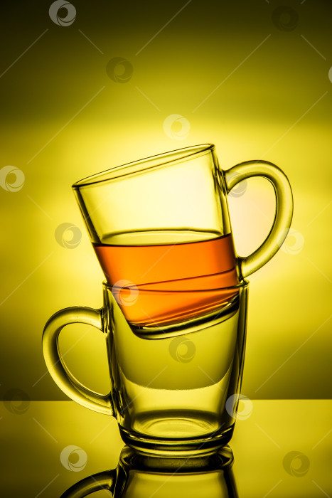Скачать Черный чай в стеклянной чашке на зеленом фоне. фотосток Ozero